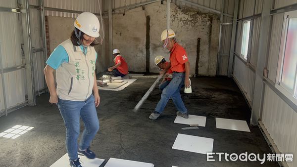 ▲市長夫人劉育菁親赴麻豆送上荔枝與冰品，慰勞冒高溫作業的修繕志工。（記者林東良翻攝，下同）