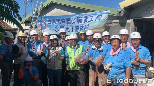 ▲市長夫人劉育菁親赴麻豆送上荔枝與冰品，慰勞冒高溫作業的修繕志工。（記者林東良翻攝，下同）