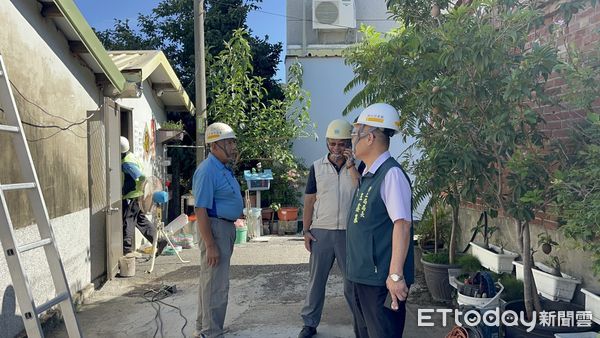 ▲市長夫人劉育菁親赴麻豆送上荔枝與冰品，慰勞冒高溫作業的修繕志工。（記者林東良翻攝，下同）