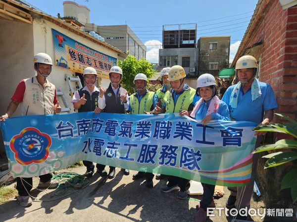 ▲市長夫人劉育菁親赴麻豆送上荔枝與冰品，慰勞冒高溫作業的修繕志工。（記者林東良翻攝，下同）