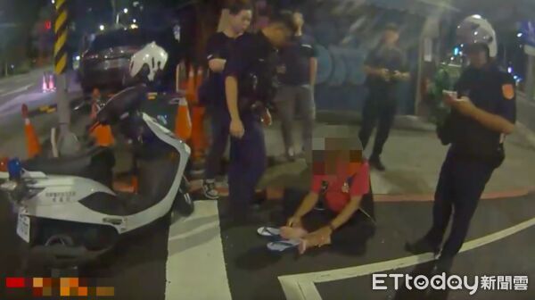 ▲▼鄭男被江、林圍毆後坐在地上，江（左一）、林2人向警方講述經過             。（圖／記者陳以昇翻攝）