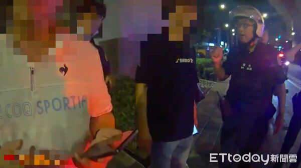 ▲▼鄭男被江、林圍毆後坐在地上，江（左一）、林2人向警方講述經過             。（圖／記者陳以昇翻攝）