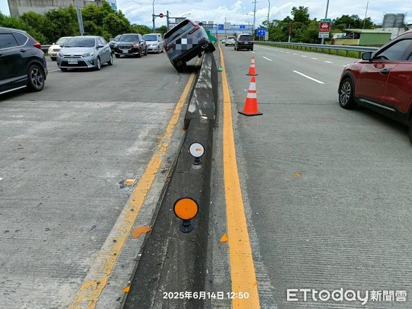 ▲▼喜美休旅車左轉進入蘇澳交流道北上車時，車太左偏竟騎上中央分隔島，差點左側翻在對向車道。（圖／記者游芳男翻攝，下同）