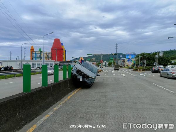 ▲▼喜美休旅車左轉進入蘇澳交流道北上車時，車太左偏竟騎上中央分隔島，差點左側翻在對向車道。（圖／記者游芳男翻攝，下同）