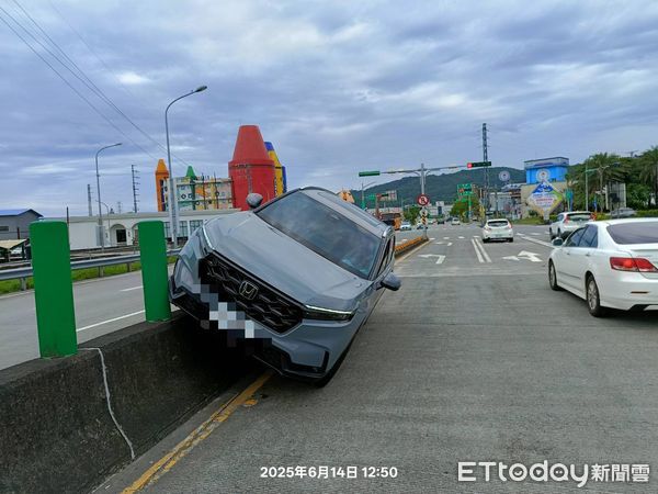 ▲▼喜美休旅車左轉進入蘇澳交流道北上車時，車太左偏竟騎上中央分隔島，差點左側翻在對向車道。（圖／記者游芳男翻攝，下同）