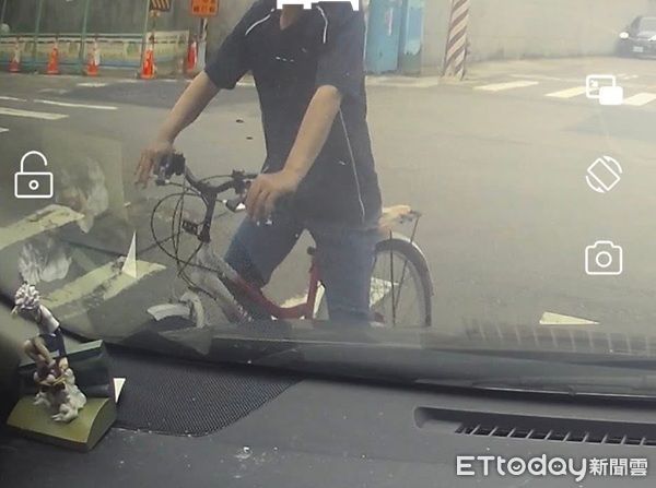 ▲犯嫌騎單車頭戴藍色鴨舌帽男子接近被害人車輛。（圖／民眾提供）