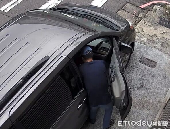 ▲▼頭戴藍色鴨舌帽犯嫌見車門未鎖從容開門拿走現金逃離。（圖／民眾提供）