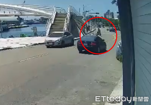 ▲▼高雄女大生騎車不明原因自摔，「倒對向車道」挨撞重傷畫面曝。（圖／記者賴文萱翻攝）