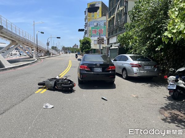 ▲▼高雄女大生騎車不明原因自摔，「倒對向車道」挨撞重傷畫面曝。（圖／記者賴文萱翻攝）