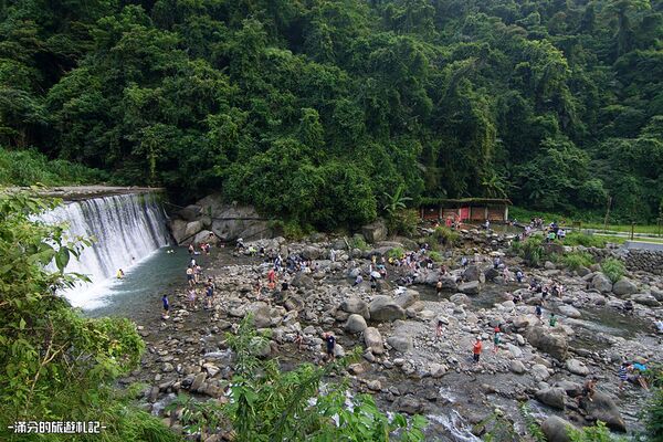 ▲▼新竹「北埔冷泉」2025北埔泡腳踩水玩冷泉，水簾大瀑布，新竹天然冷凍庫，夏季消暑勝地！（圖／部落客滿分提供）