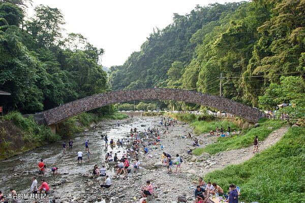 ▲▼新竹「北埔冷泉」2025北埔泡腳踩水玩冷泉，水簾大瀑布，新竹天然冷凍庫，夏季消暑勝地！（圖／部落客滿分提供）
