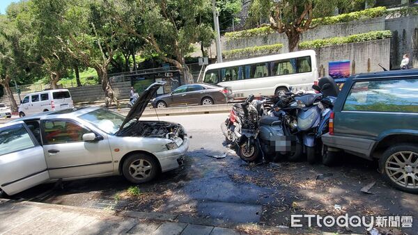▲▼             士林一輛自小客車失控暴衝，撞毀8輛機車、4輛轎車。（圖／記者黃彥傑攝，下同）