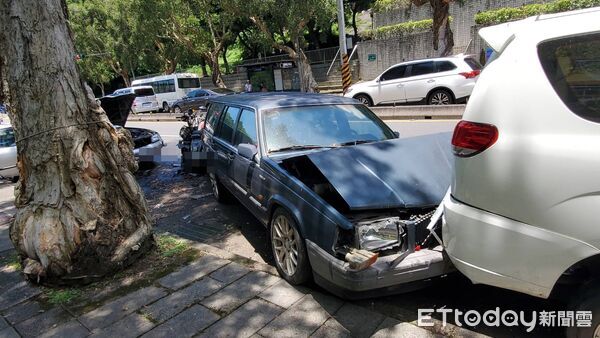 ▲▼             士林一輛自小客車失控暴衝，撞毀8輛機車、4輛轎車。（圖／記者黃彥傑攝，下同）