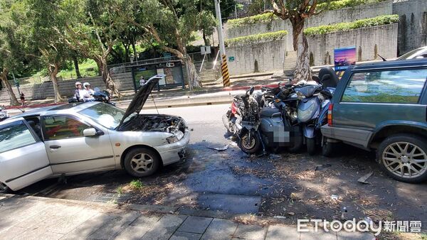 ▲▼             士林一輛自小客車失控暴衝，撞毀8輛機車、4輛轎車。（圖／記者黃彥傑攝，下同）