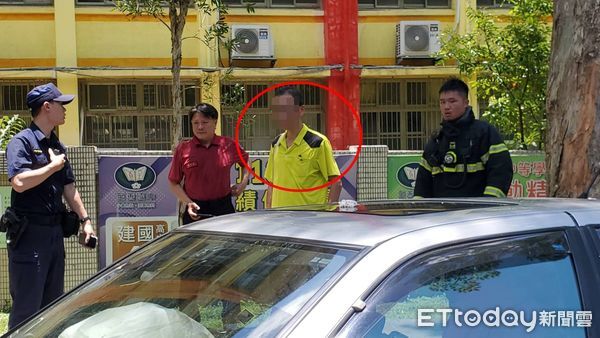 ▲▼ 士林一輛自小客車失控暴衝，撞毀8輛機車、4輛轎車，紅圈為肇事駕駛。（圖／記者黃彥傑攝，下同）