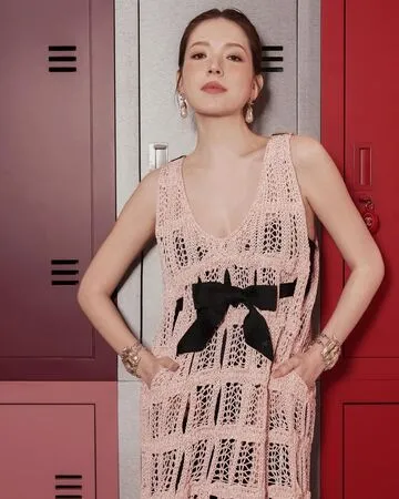 ▲▼許瑋甯被女狗仔追訪跟拍，好心送上麵包，不料女狗仔慘遭開除。（圖／翻攝自IG）