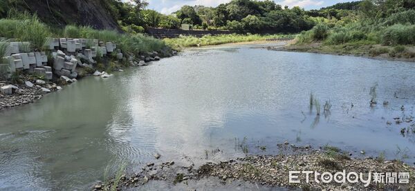 ▲玉井區後堀溪下午傳出溺水事件，消防局出動無人機與救生艇搜尋溺水男子。（圖／民眾提供，下同）