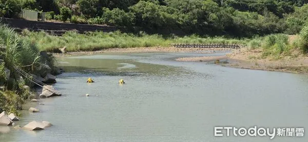▲玉井區後堀溪下午傳出溺水事件，消防局出動無人機與救生艇搜尋溺水男子。（圖／民眾提供，下同）