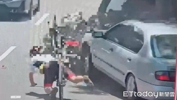 ▲▼ 台北士林至善路二段今日發生一起車禍，除衝撞12車外，還差點撞上一自行車騎士 。（圖／記者張君豪翻攝）