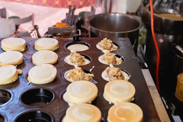 ▲▼彰化紅豆餅「原平交道阿姨紅豆餅」一顆只要四塊錢！（圖／部落客美熊提供）
