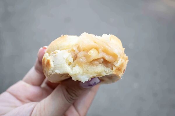 ▲▼彰化紅豆餅「原平交道阿姨紅豆餅」一顆只要四塊錢！（圖／部落客美熊提供）