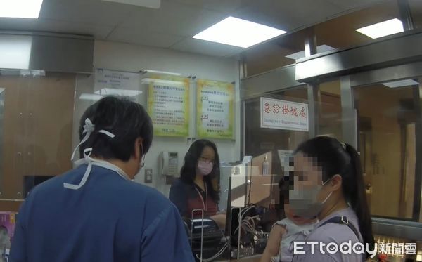 ▲永康分局復興所員警下午迅速出動，警車鳴笛開道5分鐘內護送女童到院就醫。（記者林東良翻攝，下同）