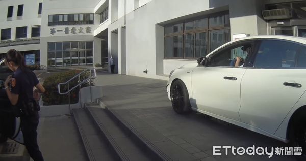 ▲永康分局復興所員警下午迅速出動，警車鳴笛開道5分鐘內護送女童到院就醫。（記者林東良翻攝，下同）