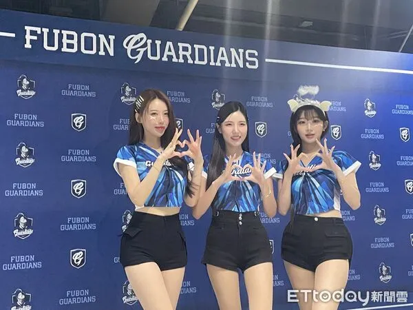 ▲富邦啦啦隊韓籍「三本柱」左起李雅英、南珉貞、李珠珢。（圖／記者楊舒帆攝）