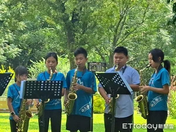 ▲台南市山上國小薩克斯風樂團，在水道博物館林蔭中快閃演出，為午後增添詩意氛圍。（記者林東良翻攝，下同）