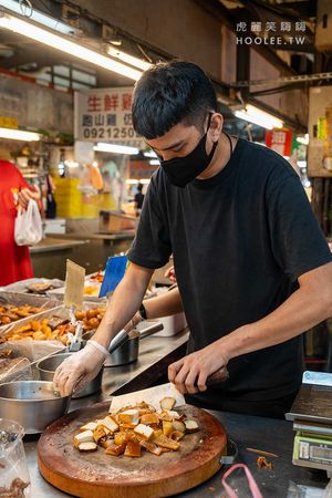 ▲▼「888燻茶鵝滷味」高雄天天新黃昏市場必吃！一開攤人潮絡繹不絕，招牌燻茶鵝與過30種滷味任你挑。（圖／部落客虎麗提供）