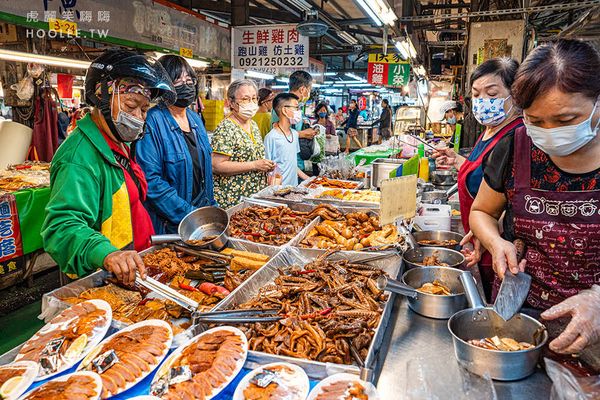 ▲▼「888燻茶鵝滷味」高雄天天新黃昏市場必吃！一開攤人潮絡繹不絕，招牌燻茶鵝與過30種滷味任你挑。（圖／部落客虎麗提供）