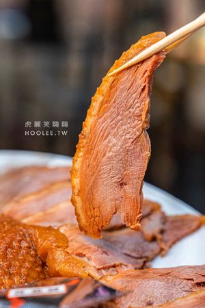 ▲▼「888燻茶鵝滷味」高雄天天新黃昏市場必吃！一開攤人潮絡繹不絕，招牌燻茶鵝與過30種滷味任你挑。（圖／部落客虎麗提供）