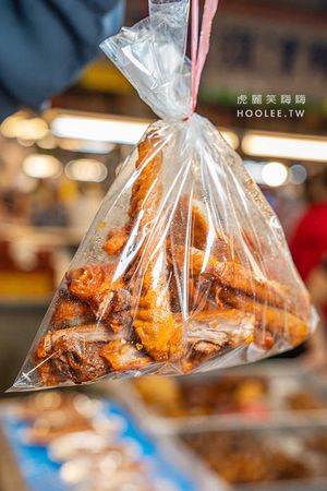 ▲▼「888燻茶鵝滷味」高雄天天新黃昏市場必吃！一開攤人潮絡繹不絕，招牌燻茶鵝與過30種滷味任你挑。（圖／部落客虎麗提供）