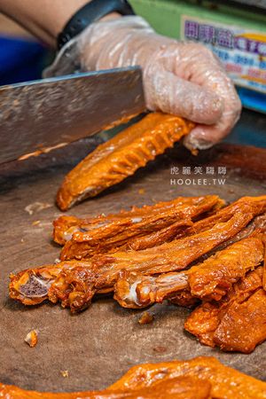 ▲▼「888燻茶鵝滷味」高雄天天新黃昏市場必吃！一開攤人潮絡繹不絕，招牌燻茶鵝與過30種滷味任你挑。（圖／部落客虎麗提供）