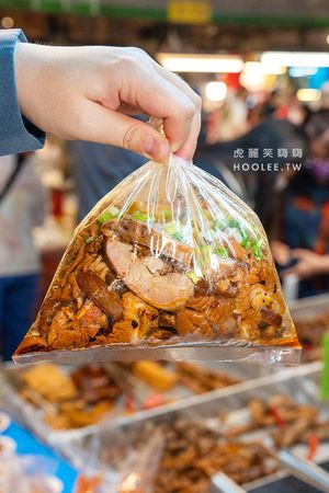 ▲▼「888燻茶鵝滷味」高雄天天新黃昏市場必吃！一開攤人潮絡繹不絕，招牌燻茶鵝與過30種滷味任你挑。（圖／部落客虎麗提供）