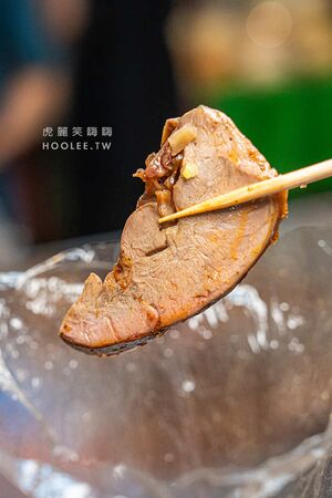 ▲▼「888燻茶鵝滷味」高雄天天新黃昏市場必吃！一開攤人潮絡繹不絕，招牌燻茶鵝與過30種滷味任你挑。（圖／部落客虎麗提供）