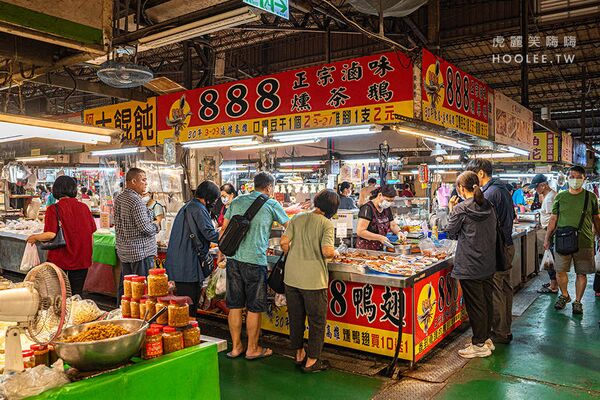 ▲▼「888燻茶鵝滷味」高雄天天新黃昏市場必吃！一開攤人潮絡繹不絕，招牌燻茶鵝與過30種滷味任你挑。（圖／部落客虎麗提供）