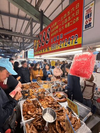 ▲▼「888燻茶鵝滷味」高雄天天新黃昏市場必吃！一開攤人潮絡繹不絕，招牌燻茶鵝與過30種滷味任你挑。（圖／部落客虎麗提供）