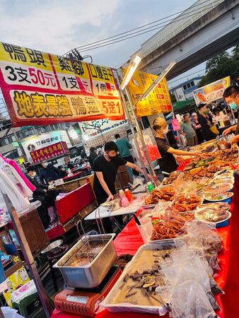 ▲▼「888燻茶鵝滷味」高雄天天新黃昏市場必吃！一開攤人潮絡繹不絕，招牌燻茶鵝與過30種滷味任你挑。（圖／部落客虎麗提供）