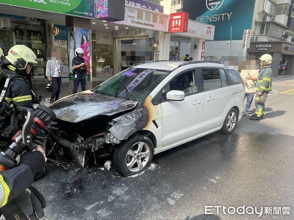 ▲▼             北市統一時代百貨對面發生火燒車。（圖／記者張君豪翻攝，下同）