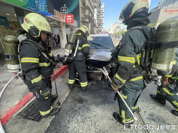 ▲▼             北市統一時代百貨對面發生火燒車。（圖／記者張君豪翻攝，下同）