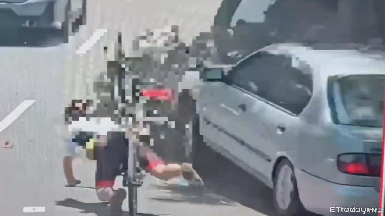士林轎車失控撞12汽機車　瞬撞影片曝！自行車騎士嚇到慘摔