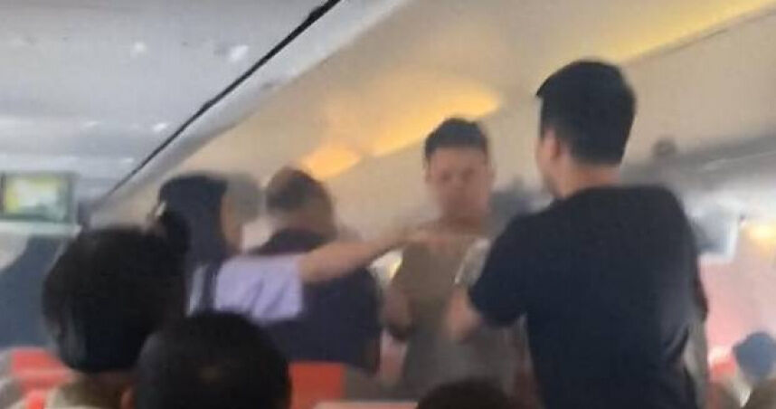 又是行動電源釀禍！上海航空班機突冒濃煙　乘客礦泉水接力撲救