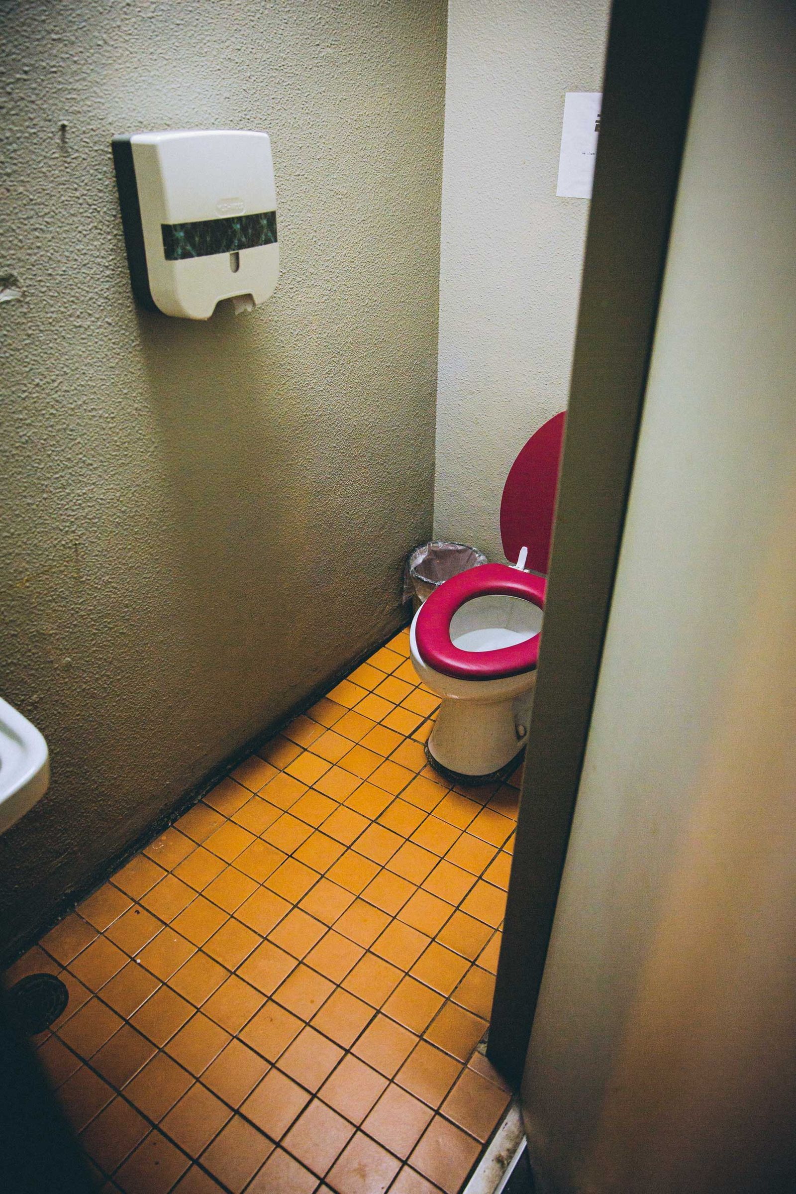 校方調閱監視器，發現小五男童多次與小二女童一起進出廁所。示意畫面。（東方IC）