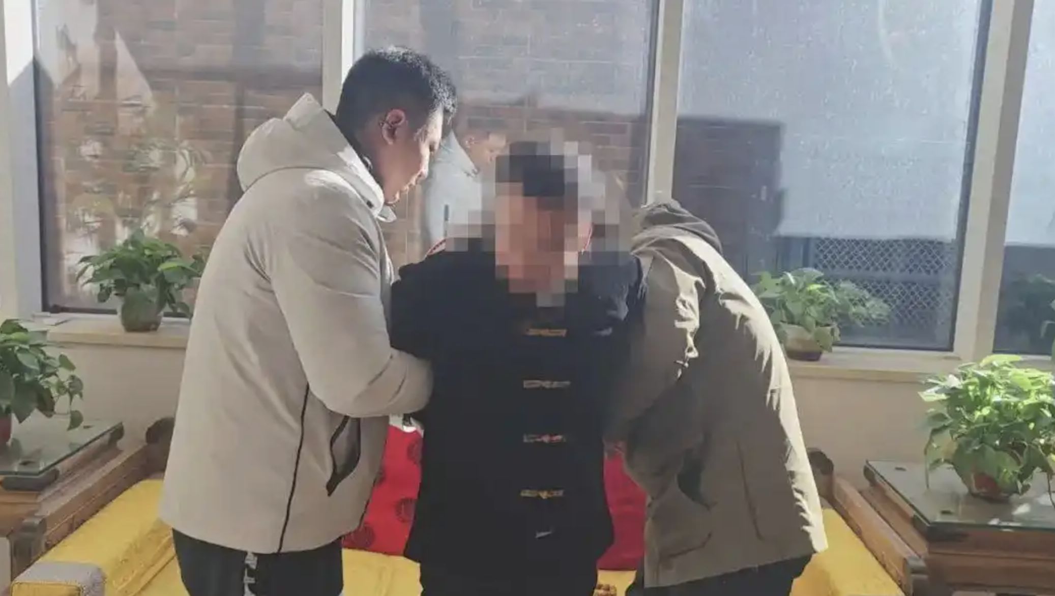 ▲大陸一名潛逃31年的殺人疑犯改頭換面成金融網紅。（圖／翻攝央視）