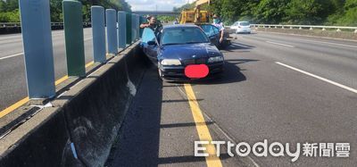 BMW國3撞護欄逆停內側道　駕駛不見人影！駕照恐遭吊扣