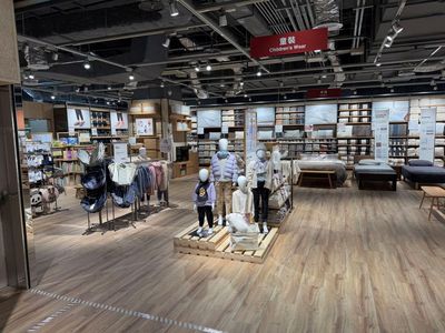 男子無印良品「全裸滾床」！網驚呼：跟在Uniqlo大便哪個更荒謬
