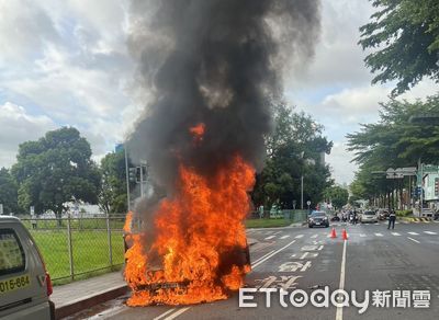 行駛中突起火!台南老賓士清晨全面燃燒 波及他車與收費柱