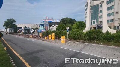 貨櫃門未關好！6千多瓶啤酒米酒甩出　頭城街頭赫見「酒海」