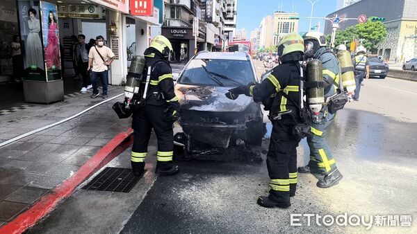 ▲▼             北市統一時代百貨對面發生火燒車。（圖／記者張君豪翻攝，下同）